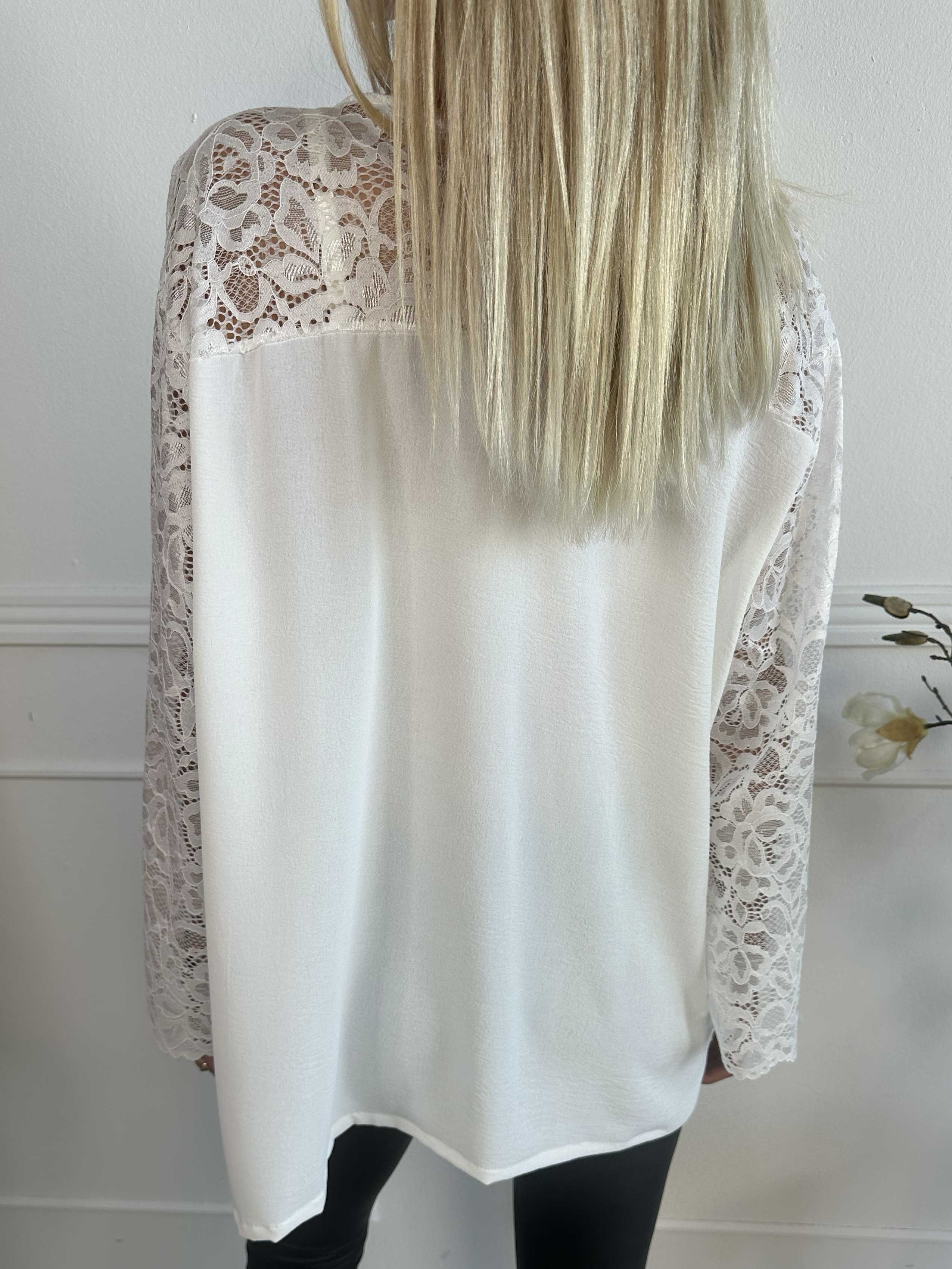 California - Sød tunika med blondeærmer